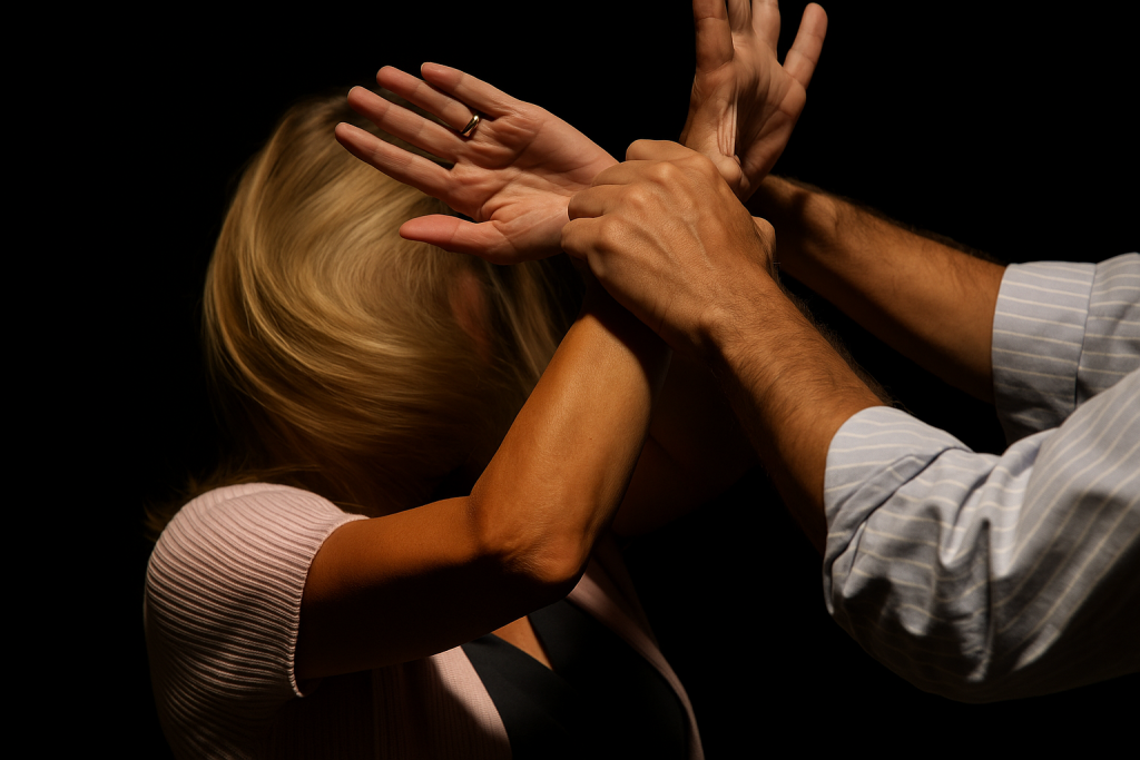 Maltrattamenti in famiglia - Una donna aggredita in casa da un uomo