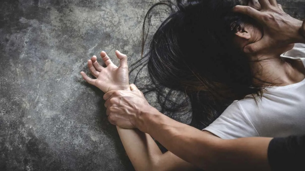 Una donna vittima di violenza sessuale