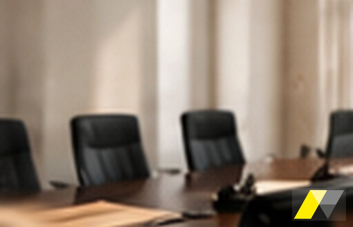 Empty meeting room with a long table and leather chairs: where the Supervisory Body under Decree 231 meets the board in Italy