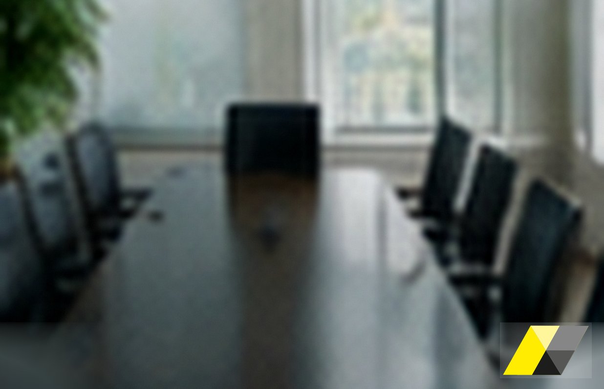 Aula di giustizia con banchi di legno vuoti: nel processo per reati tributari accanto alla persona fisica può comparire anche la società (D.Lgs. 231/2001)