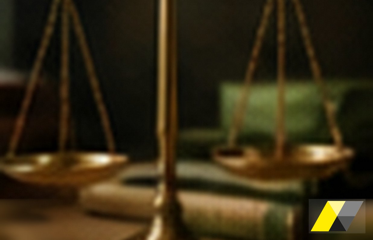 Statuetta della Giustizia accanto a documenti societari: la confisca nella corruzione tra privati dopo la Corte costituzionale