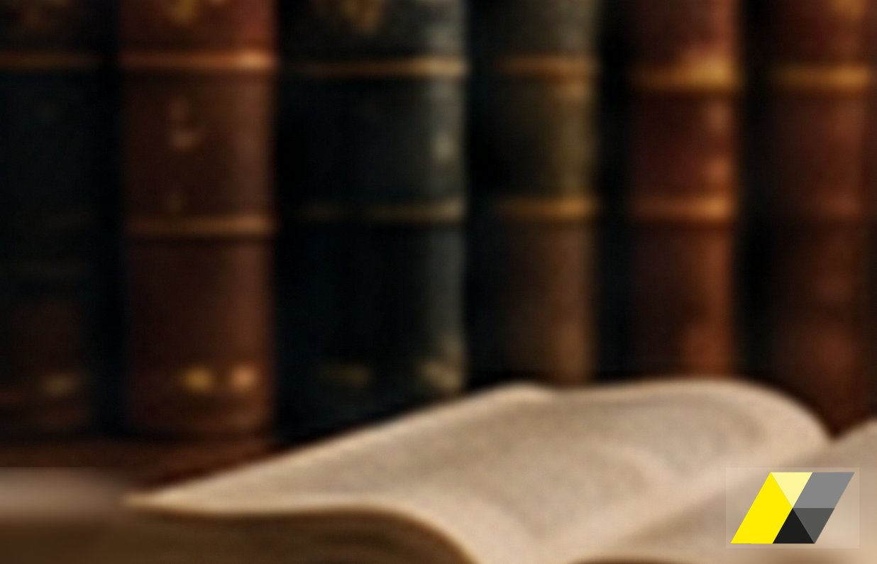 Volume aperto davanti a dorsi di libri rilegati: assistenza alla persona offesa, Soardi Studio Legale