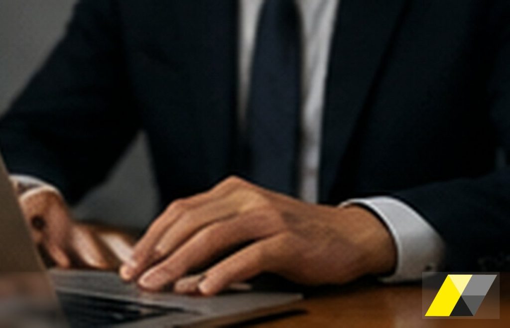 Scrivania con bilancio e documenti contabili: l'interesse o vantaggio dell'ente si misura sui numeri dell'impresa