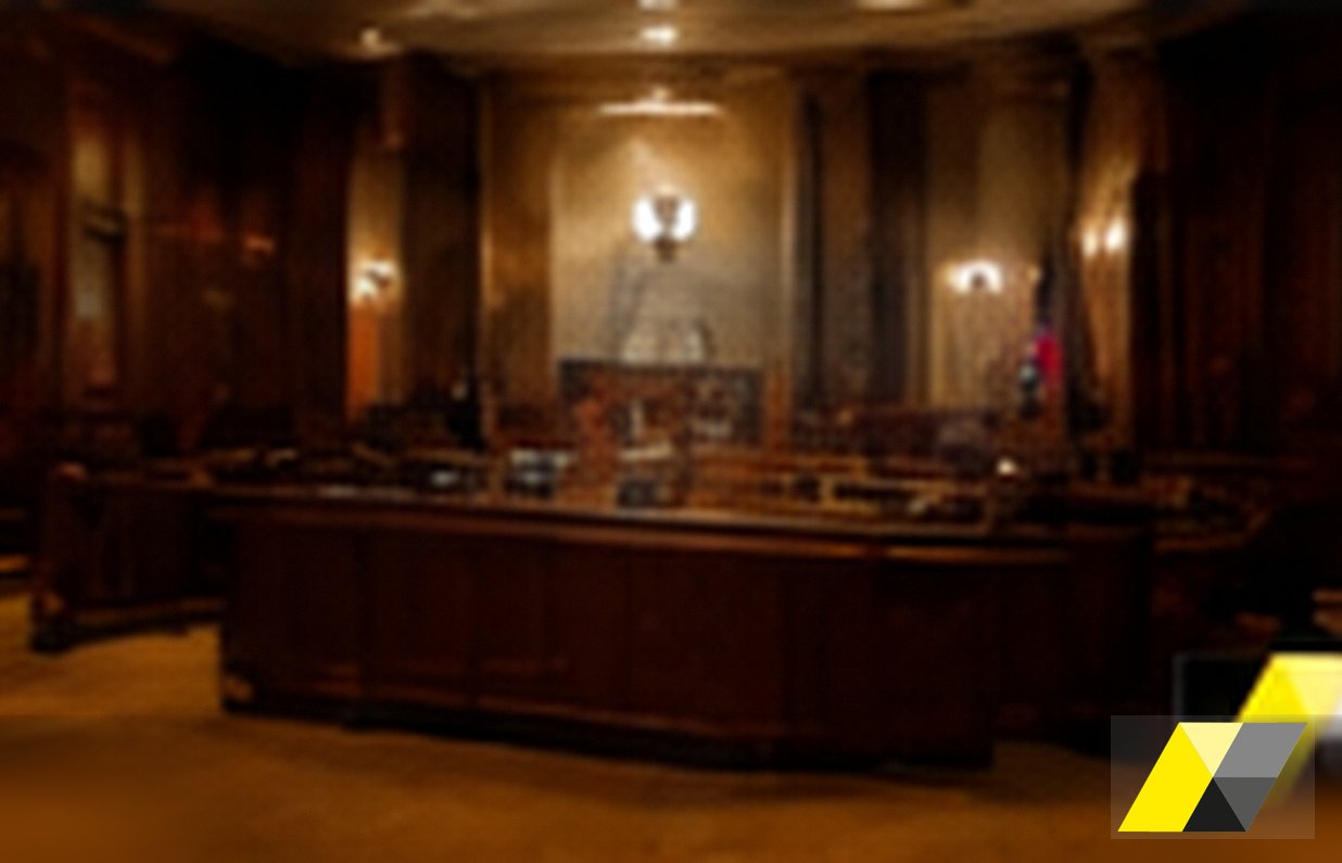 Aula di tribunale con banchi in legno scuro e luci calde: appello penale, Soardi Studio Legale