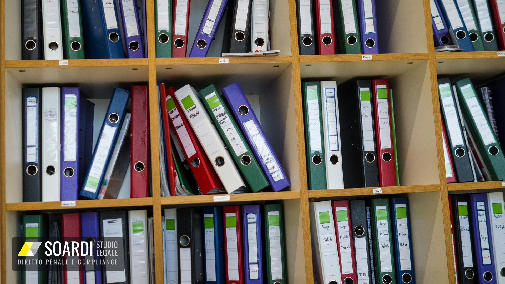 Archivio documentale con faldoni ordinati su scaffali